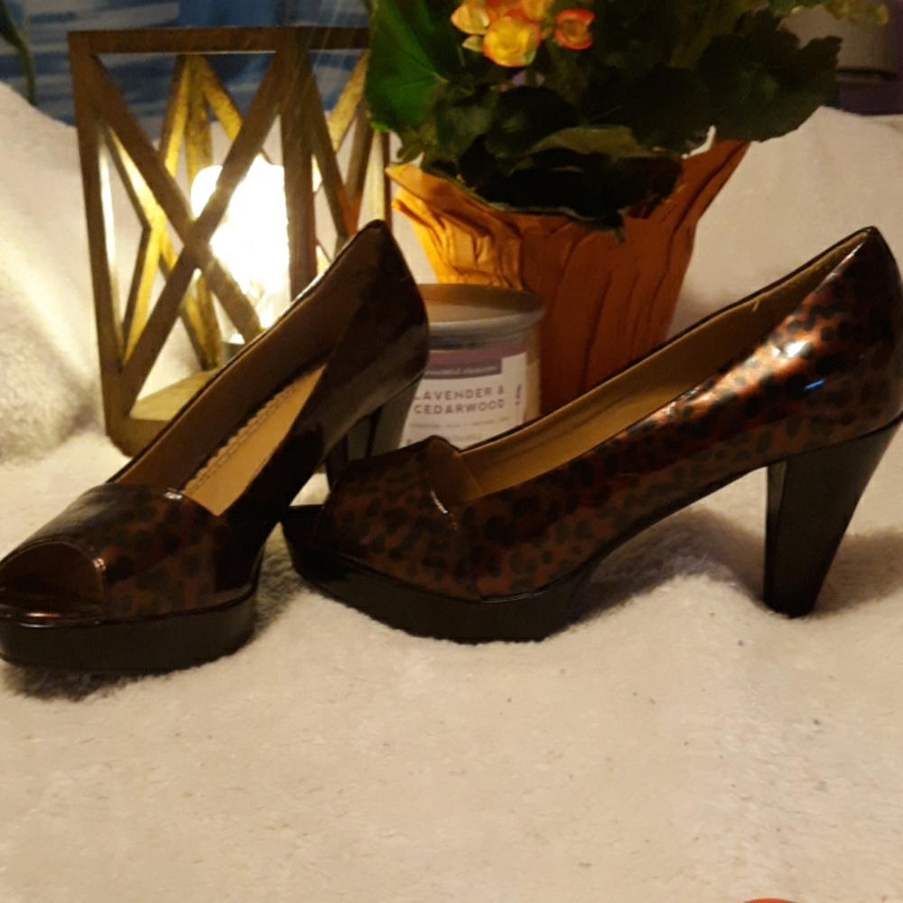 Sz M 7/8 Madeline Leopard print heels